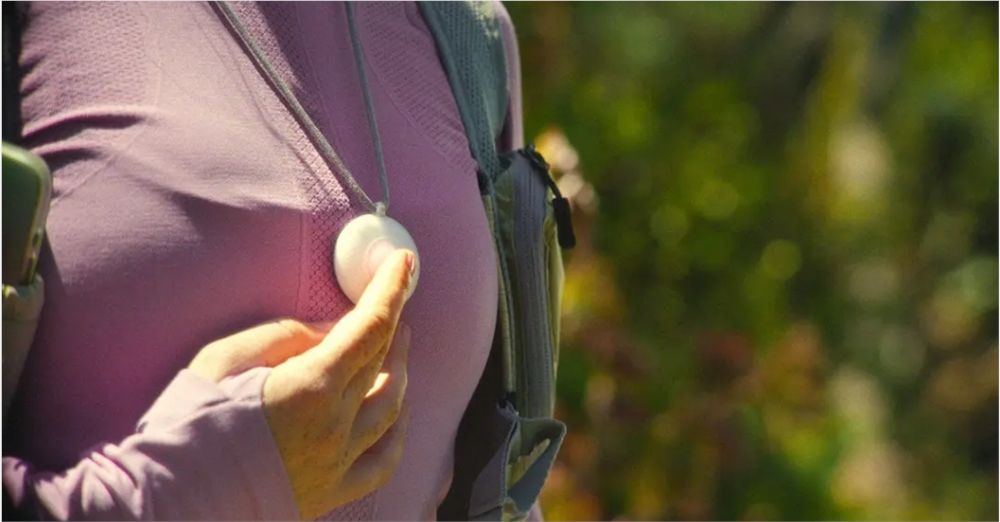 QQ20250915-101822.png 「总在录音」的AI吊坠:毒舌性格、技术漏洞,暴露可穿戴AI的集体困境