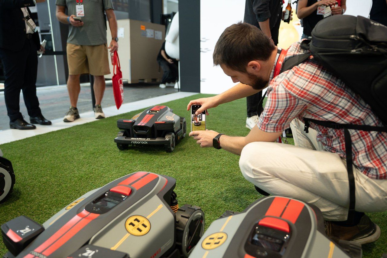 2025 IFA庭院机器人战事升级：石头入场、机械臂加持、多传感器融合成关键