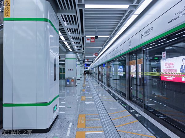 纽约地铁内的Friend广告